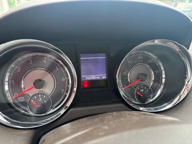 Used 2015 Chrysler Town & Country Touring FWD image 5