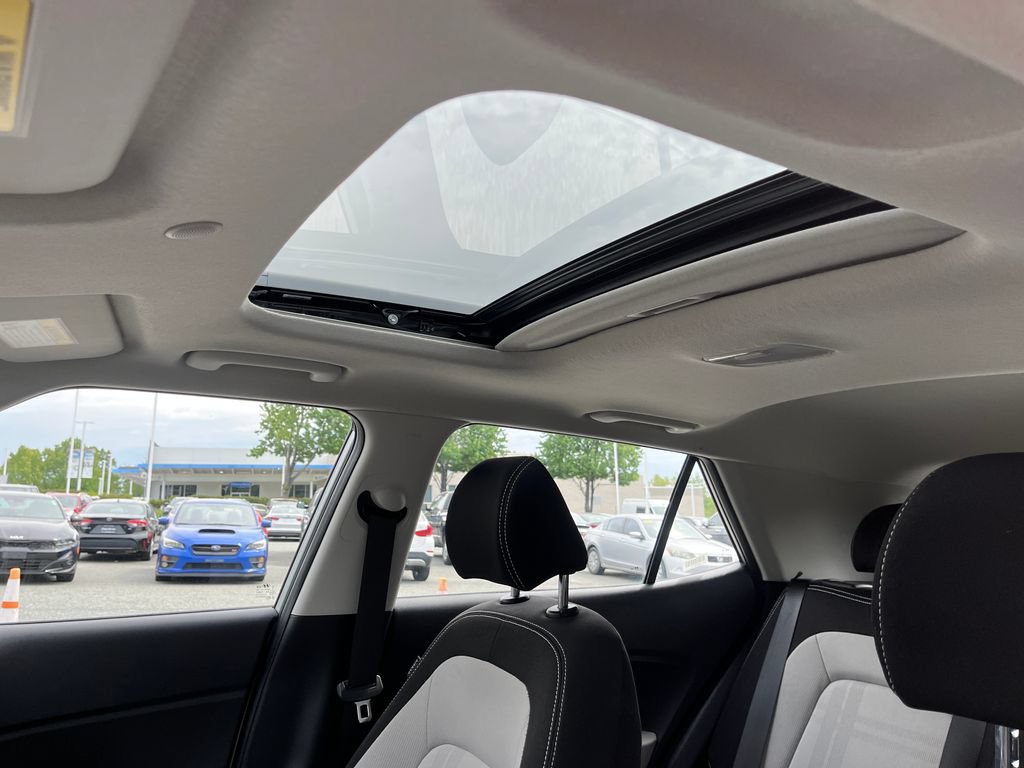 Used 2025 Hyundai Venue SEL FWD image 32