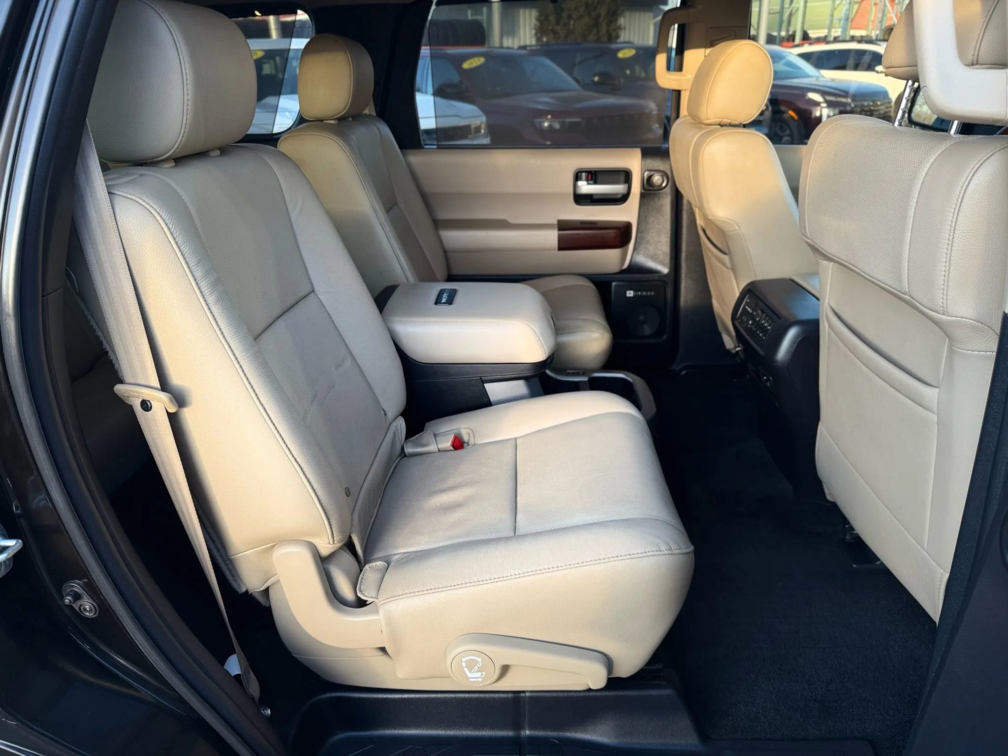 Used 2015 Toyota Sequoia Platinum image 21