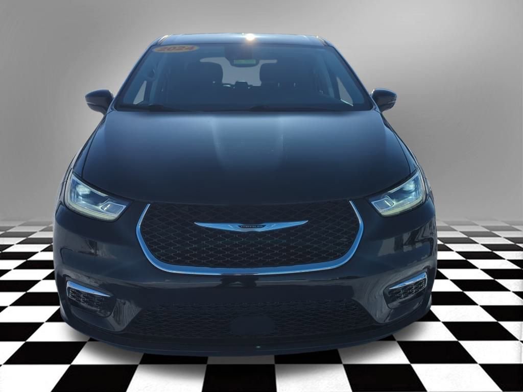 Used 2024 Chrysler Pacifica Touring-L image 4