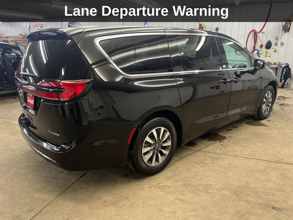 Used 2024 Chrysler Pacifica Select image 6