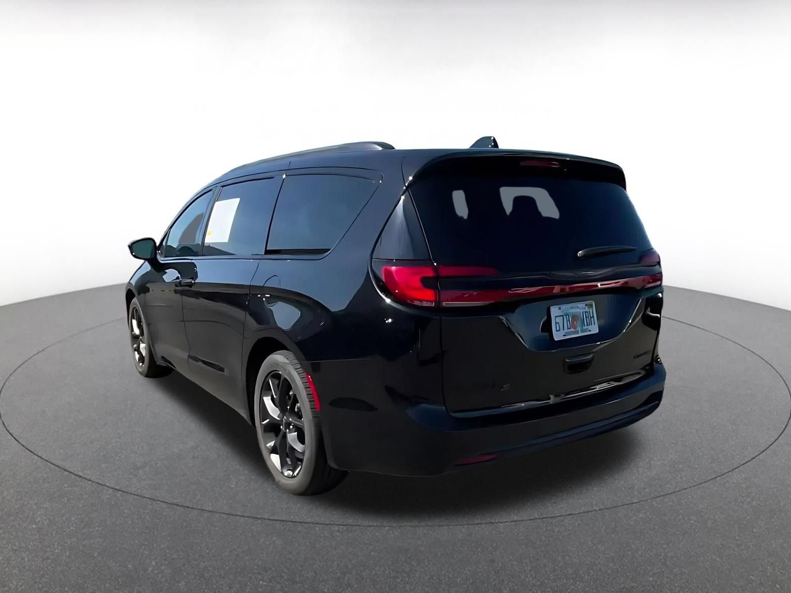 Used 2025 Chrysler Pacifica Limited FWD image 10
