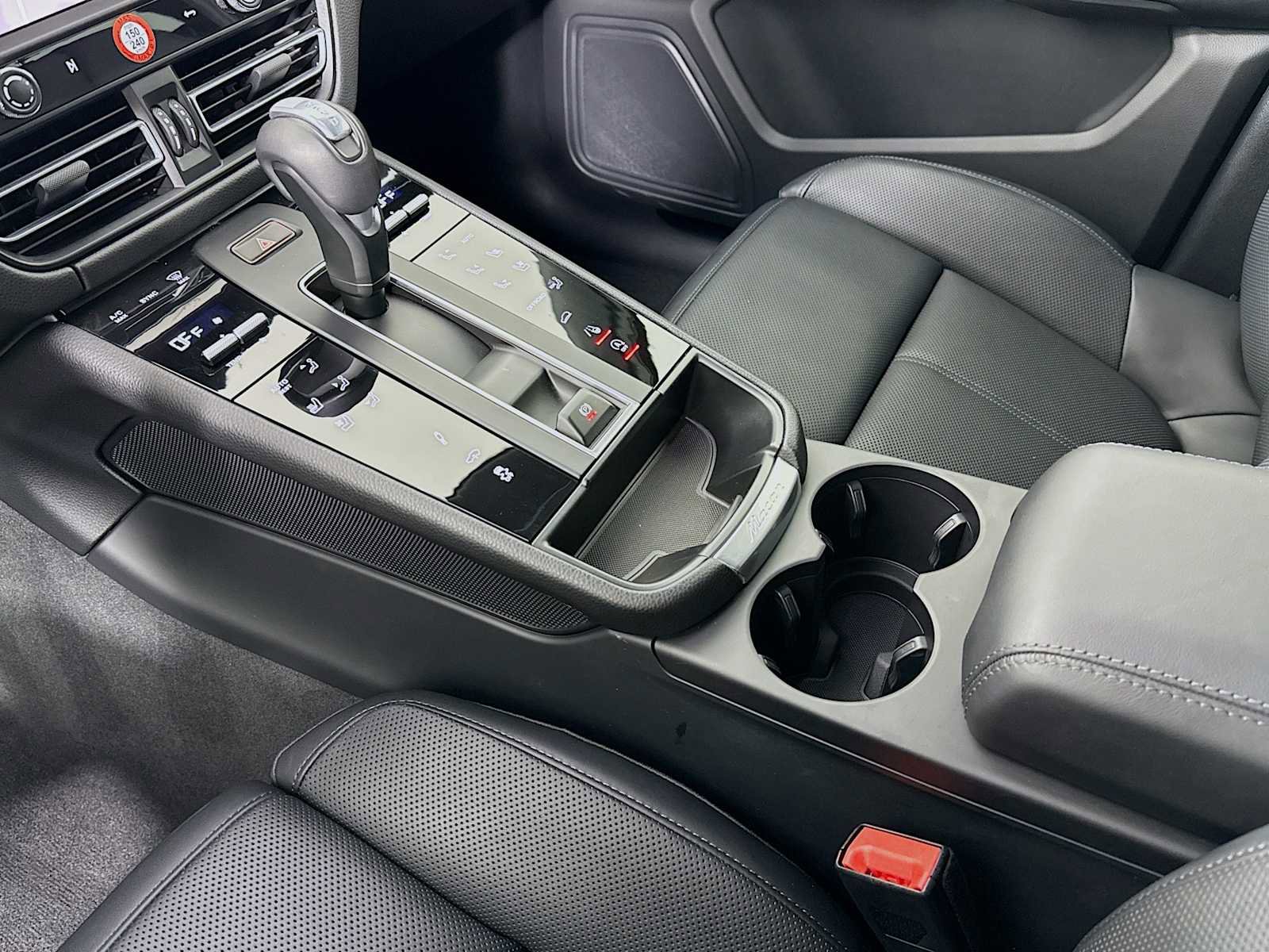 Certified 2025 Porsche Macan T image 21