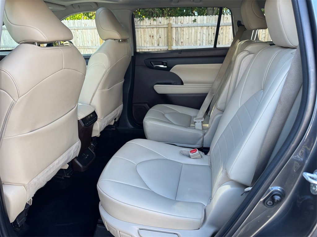 Used 2022 Toyota Highlander XLE image 19