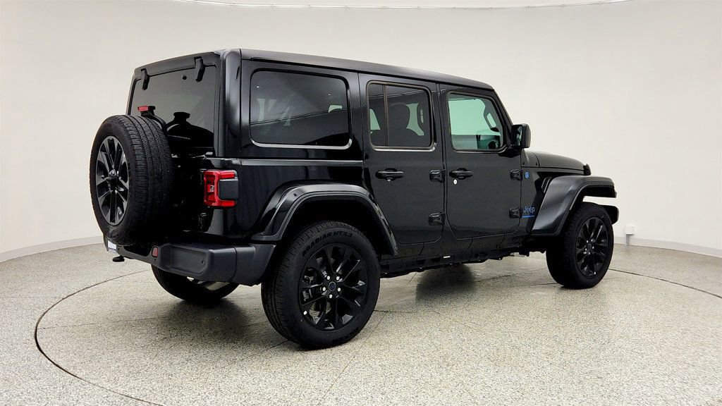 Used 2025 Jeep Wrangler Unlimited Sahara w/ Safety Group image 5