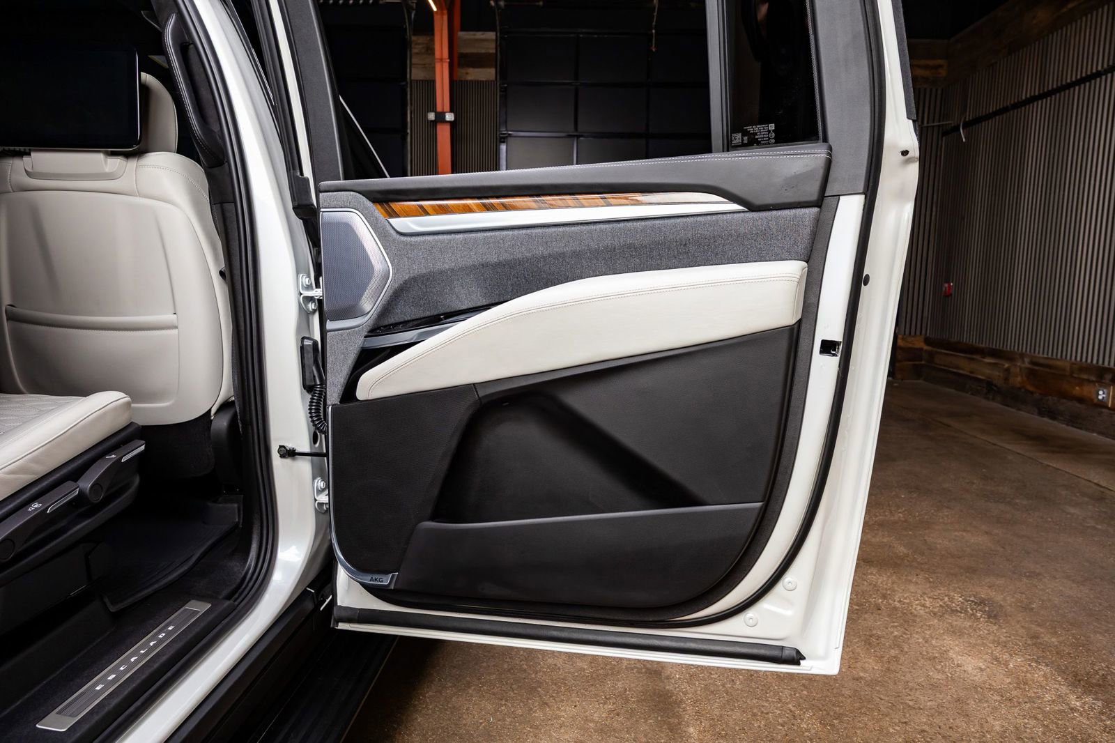 Used 2025 Cadillac Escalade ESV Sport Platinum w/ LPO, ONYX Package image 42