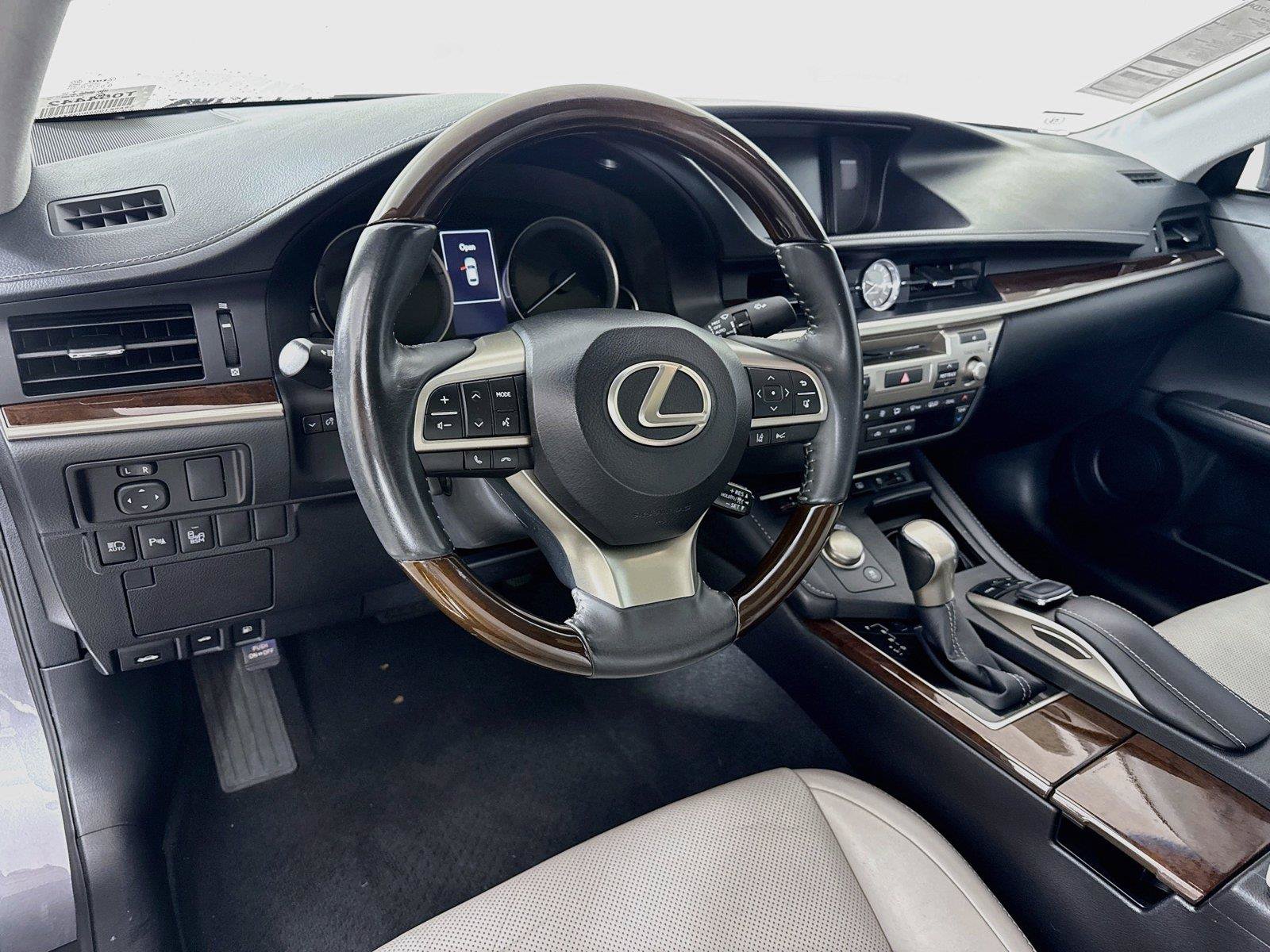 Used 2017 Lexus ES 350 w/ Luxury Package FWD image 4