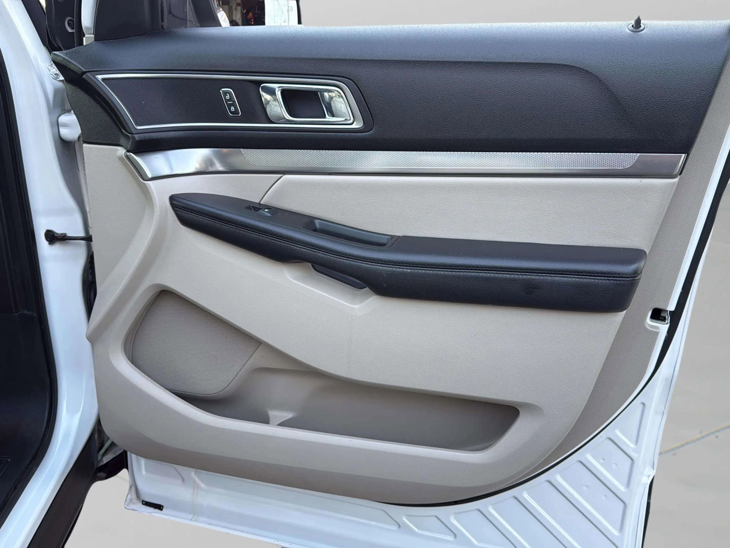 Used 2018 Ford Explorer XLT w/ Equipment Group 202A image 13