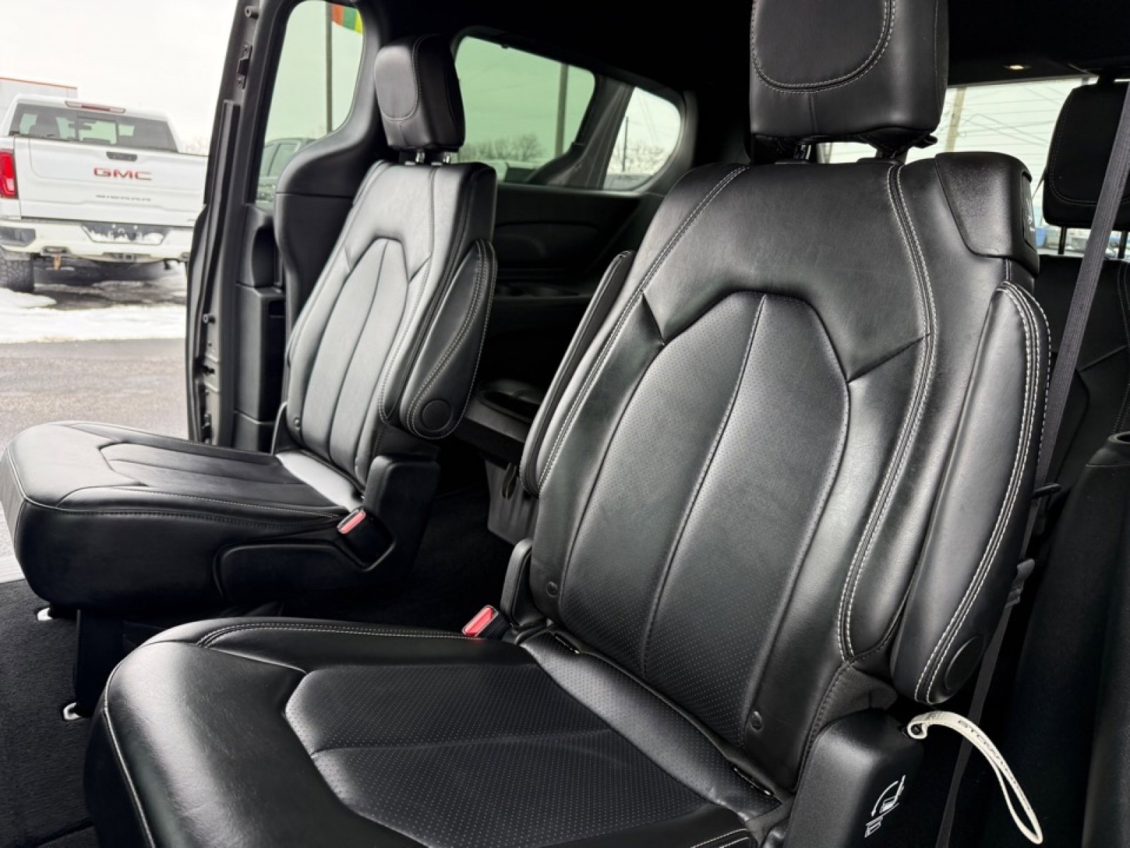 Used 2025 Chrysler Pacifica Select image 18