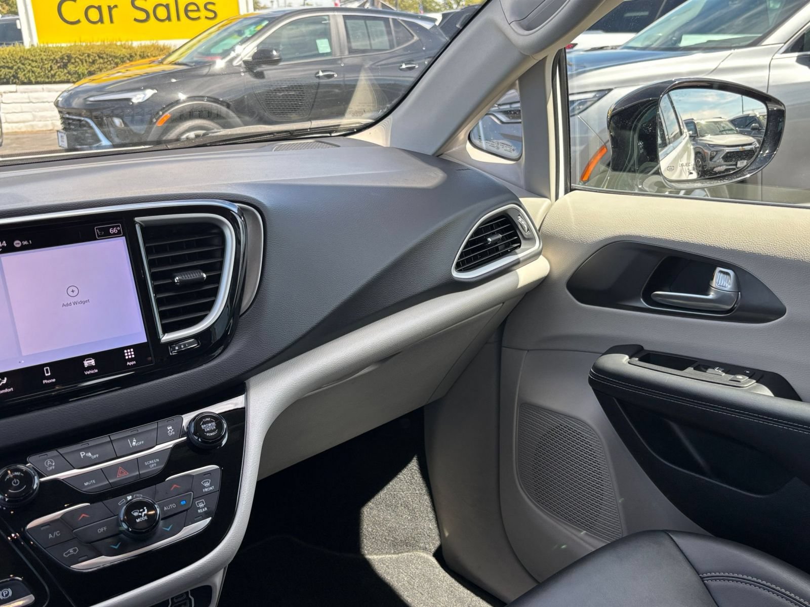 Used 2024 Chrysler Pacifica Touring-L FWD image 37