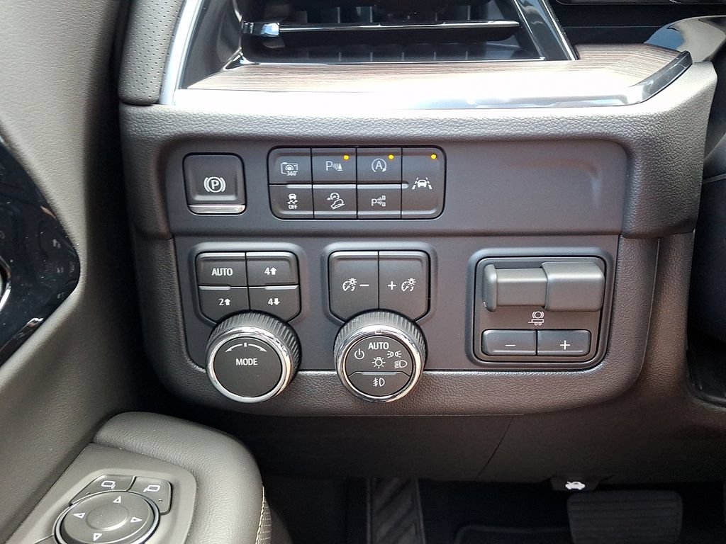 New 2026 Chevrolet Suburban Premier w/ Sun And Tow Package AWD/4WD image 17