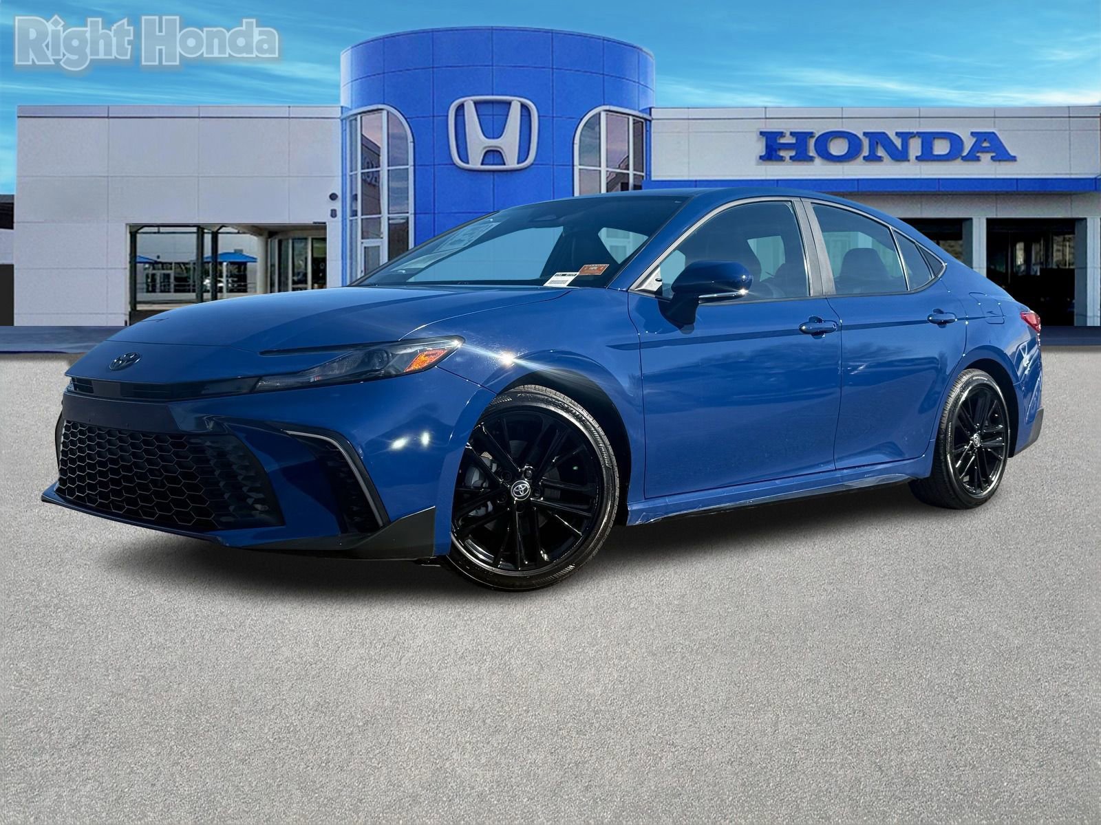 Used 2025 Toyota Camry SE w/ Convenience Package image 2