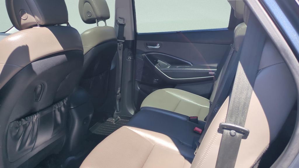 Used 2017 Hyundai Santa Fe AWD image 12