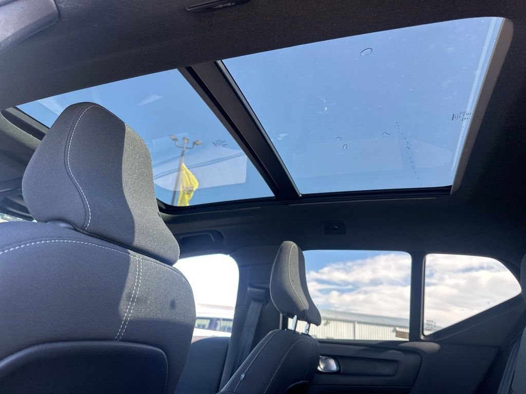 Used 2024 Volvo XC40 B5 Core image 22