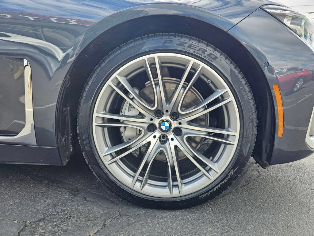 Used 2020 BMW 740i w/ Premium Package RWD image 9