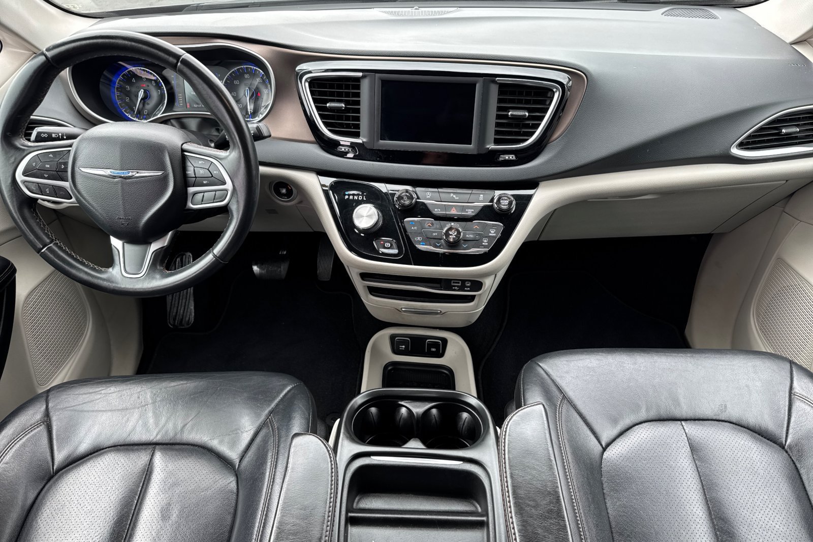 Used 2018 Chrysler Pacifica Touring-L FWD image 3