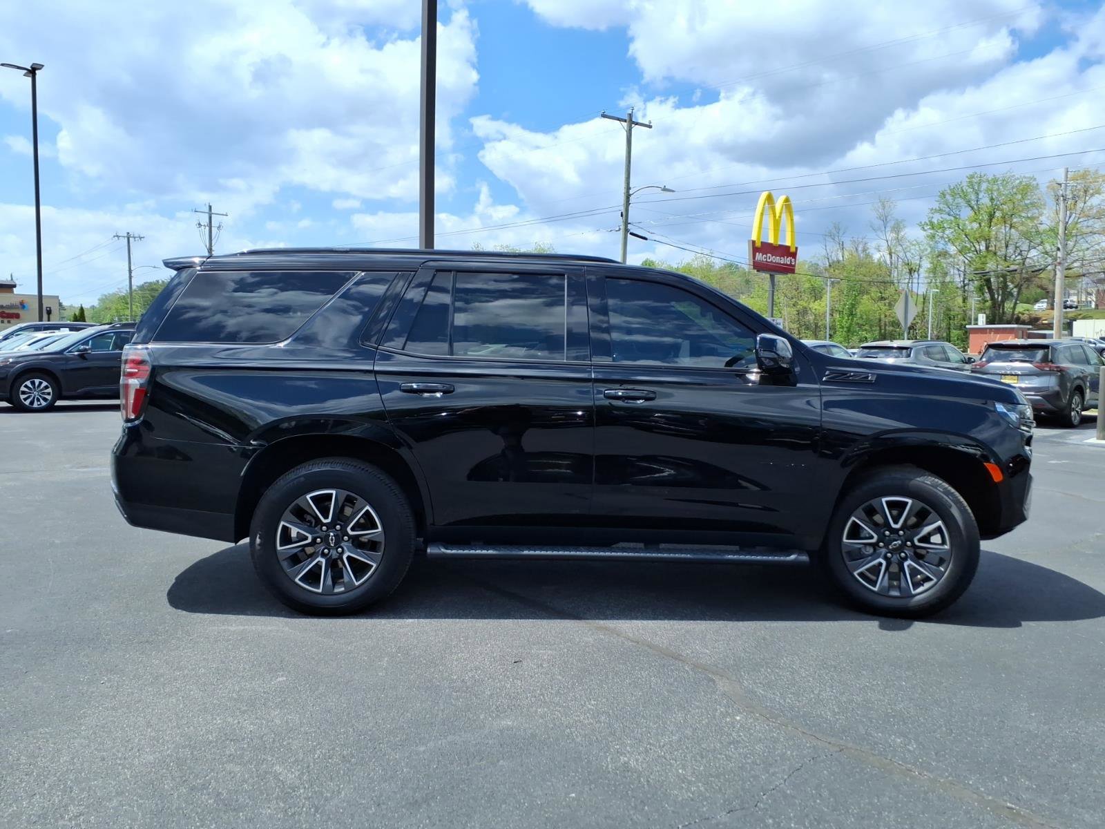 Used 2022 Chevrolet Tahoe Z71 w/ Luxury Package AWD/4WD image 5