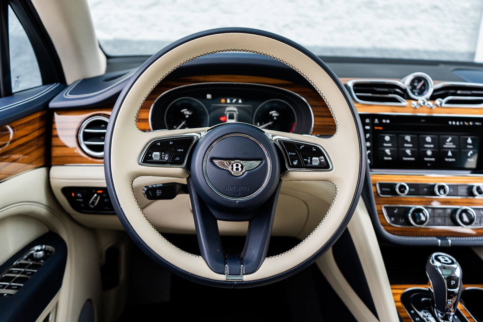 Used 2022 Bentley Bentayga image 32