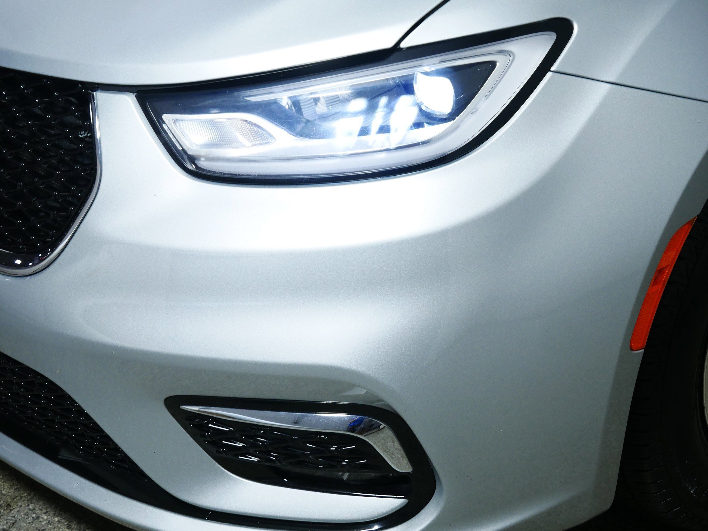 Used 2023 Chrysler Pacifica Touring-L image 16