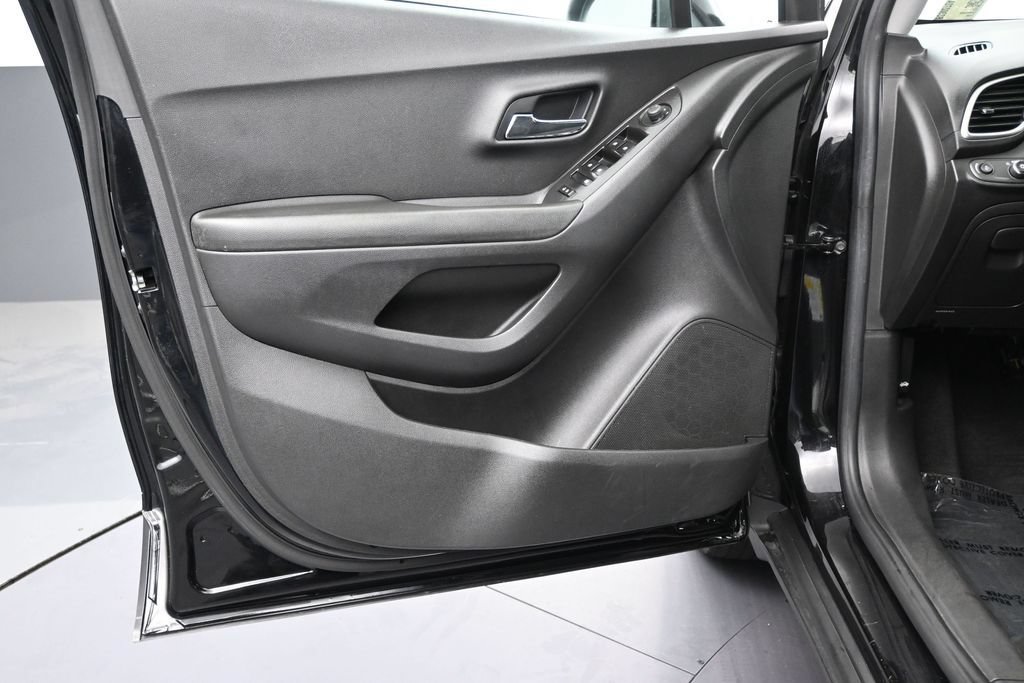 Used 2021 Chevrolet Trax LS FWD image 11