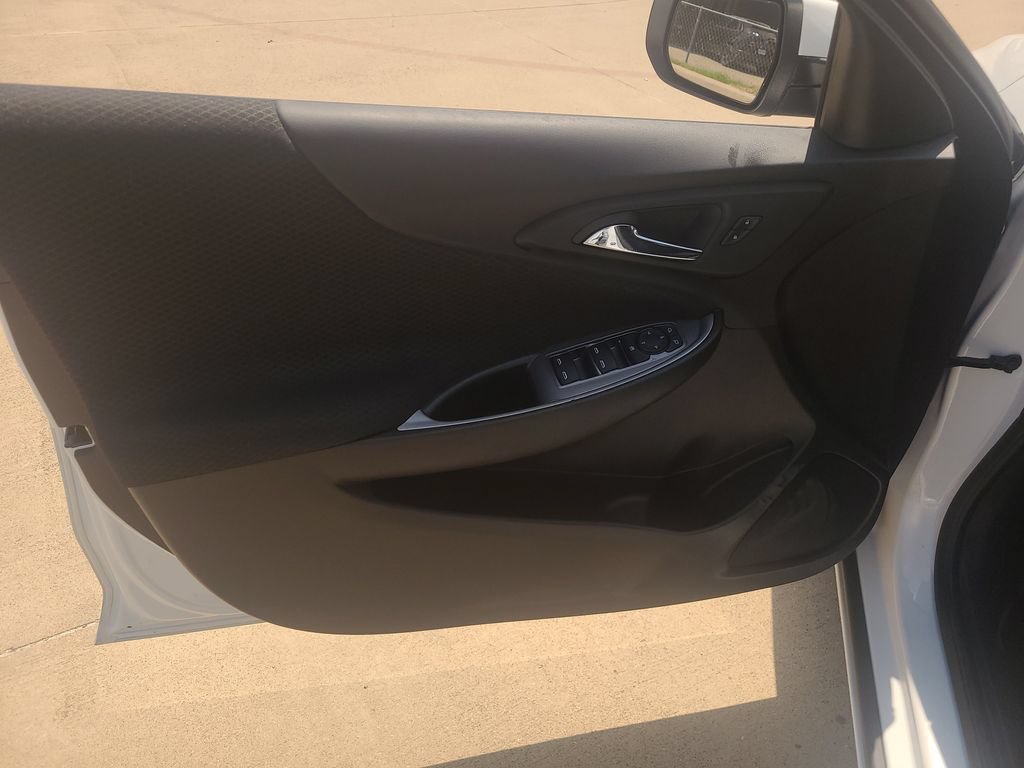 Used 2025 Chevrolet Malibu RS FWD image 16