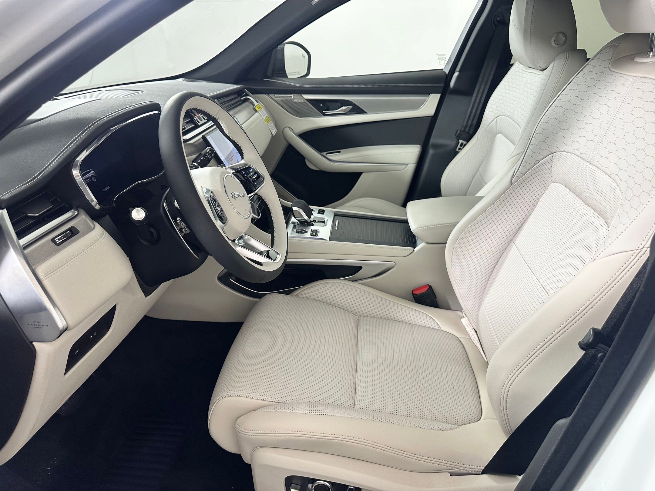 New 2026 Jaguar F-PACE R-Dynamic S image 4