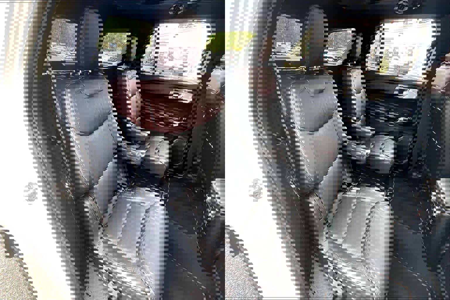 Used 2021 Ford Explorer Platinum w/ Premium Technology Package image 19