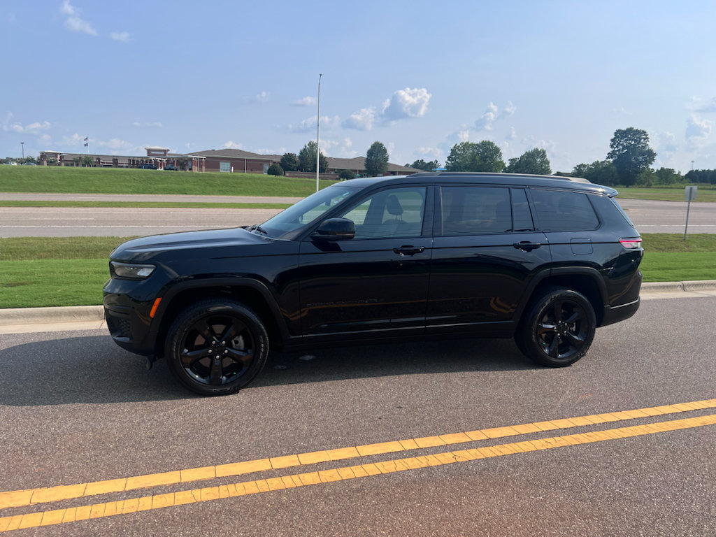 Used 2024 Jeep Grand Cherokee L Altitude RWD image 8