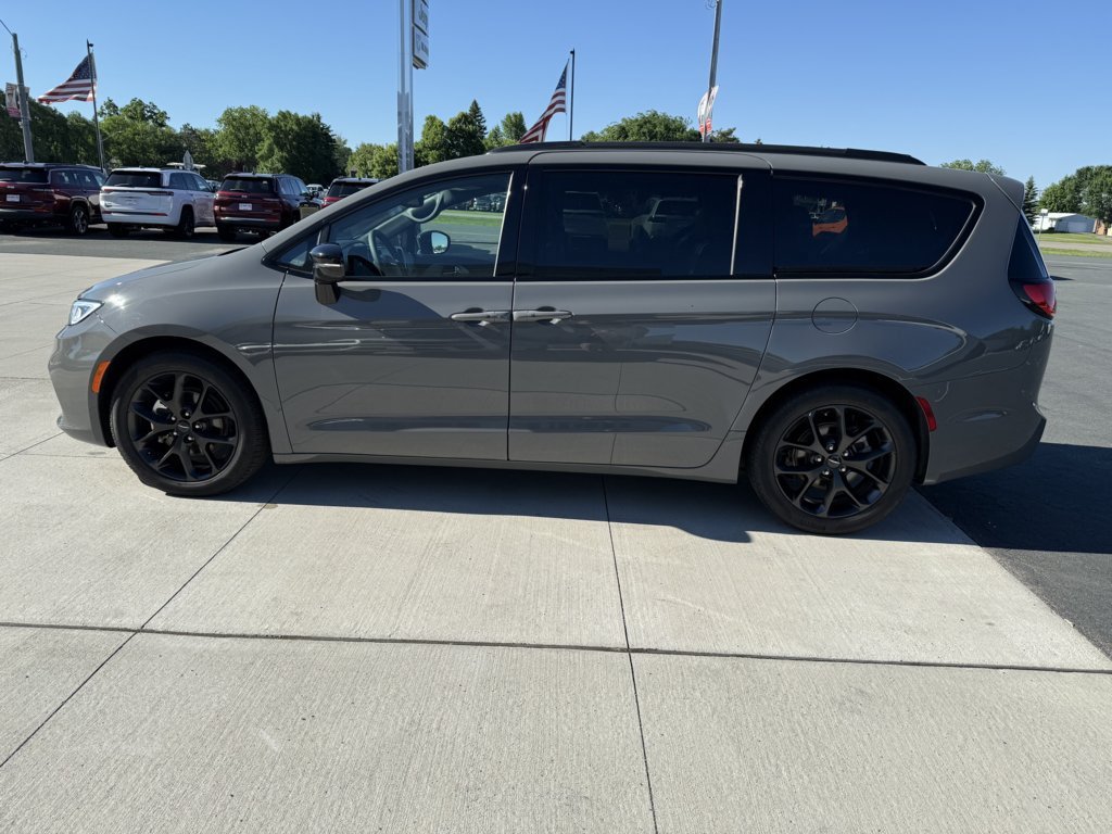 Used 2025 Chrysler Pacifica Limited FWD image 5