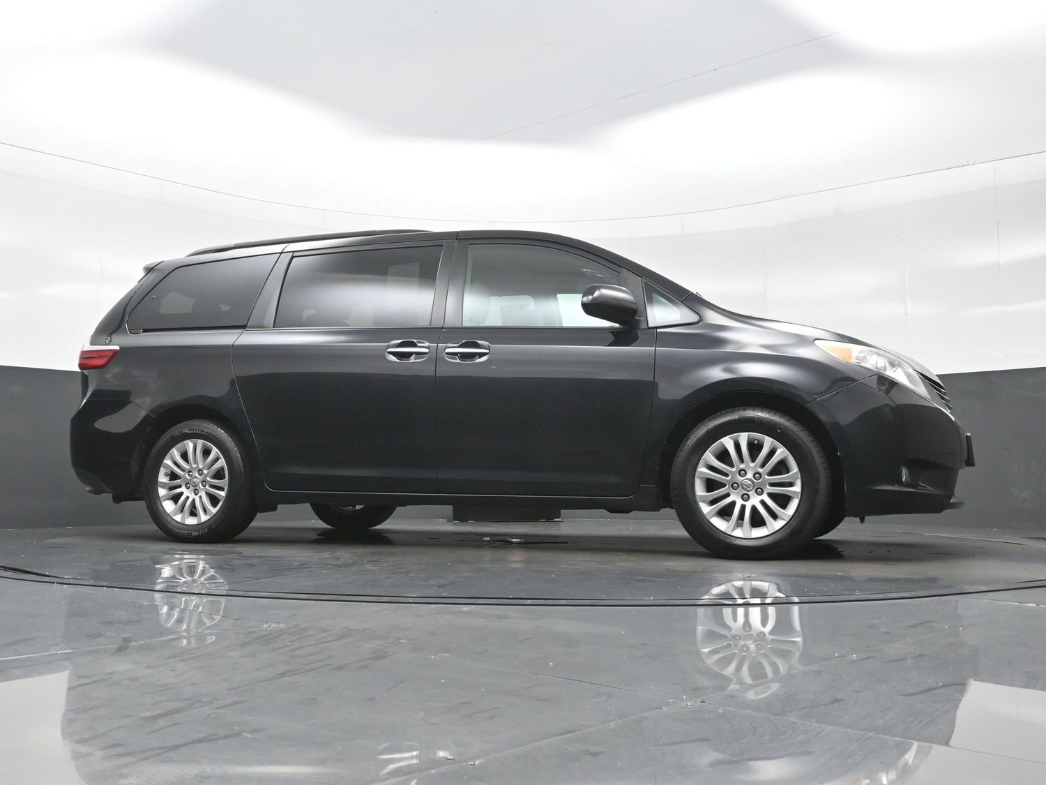 Used 2015 Toyota Sienna XLE w/ XLE Navigation Package FWD image 35