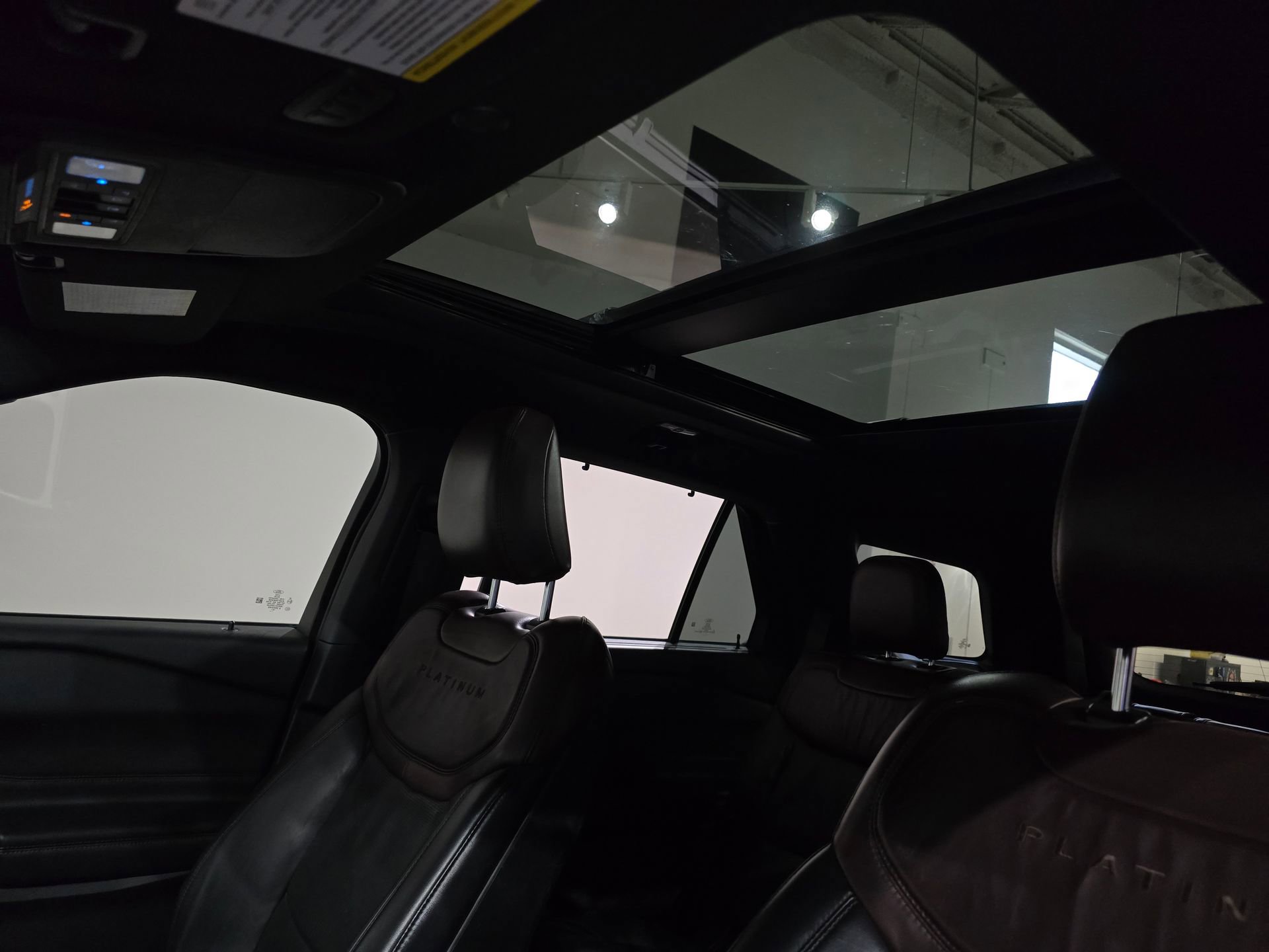 Used 2020 Ford Explorer Platinum w/ Premium Technology Package image 36