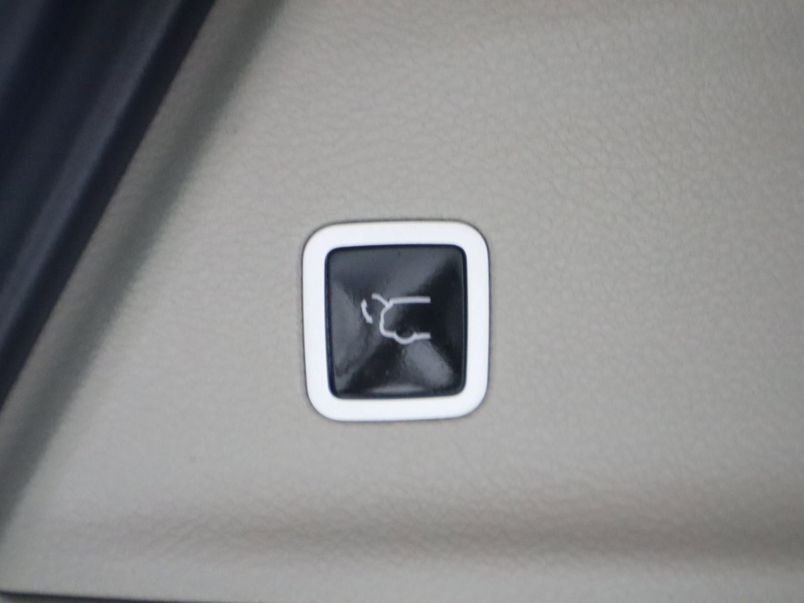 Used 2024 Chrysler Voyager LX image 11
