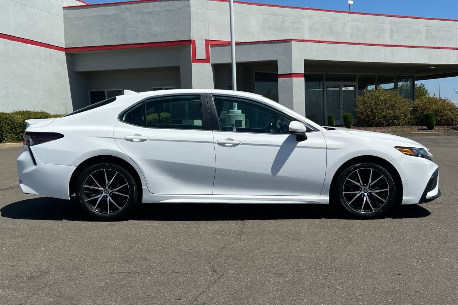 Used 2021 Toyota Camry SE FWD image 6