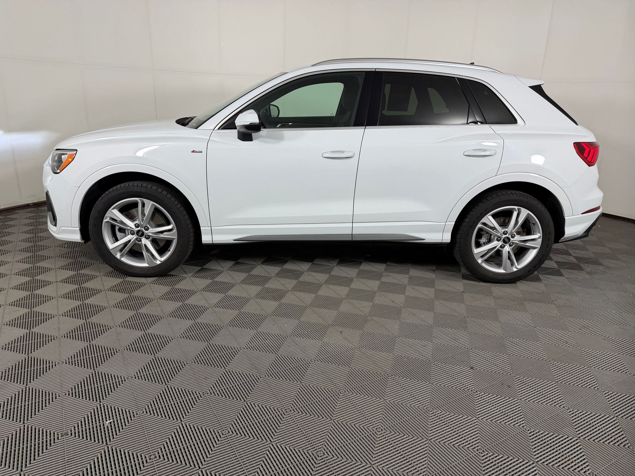 Certified 2022 Audi Q3 2.0T Premium AWD/4WD image 2
