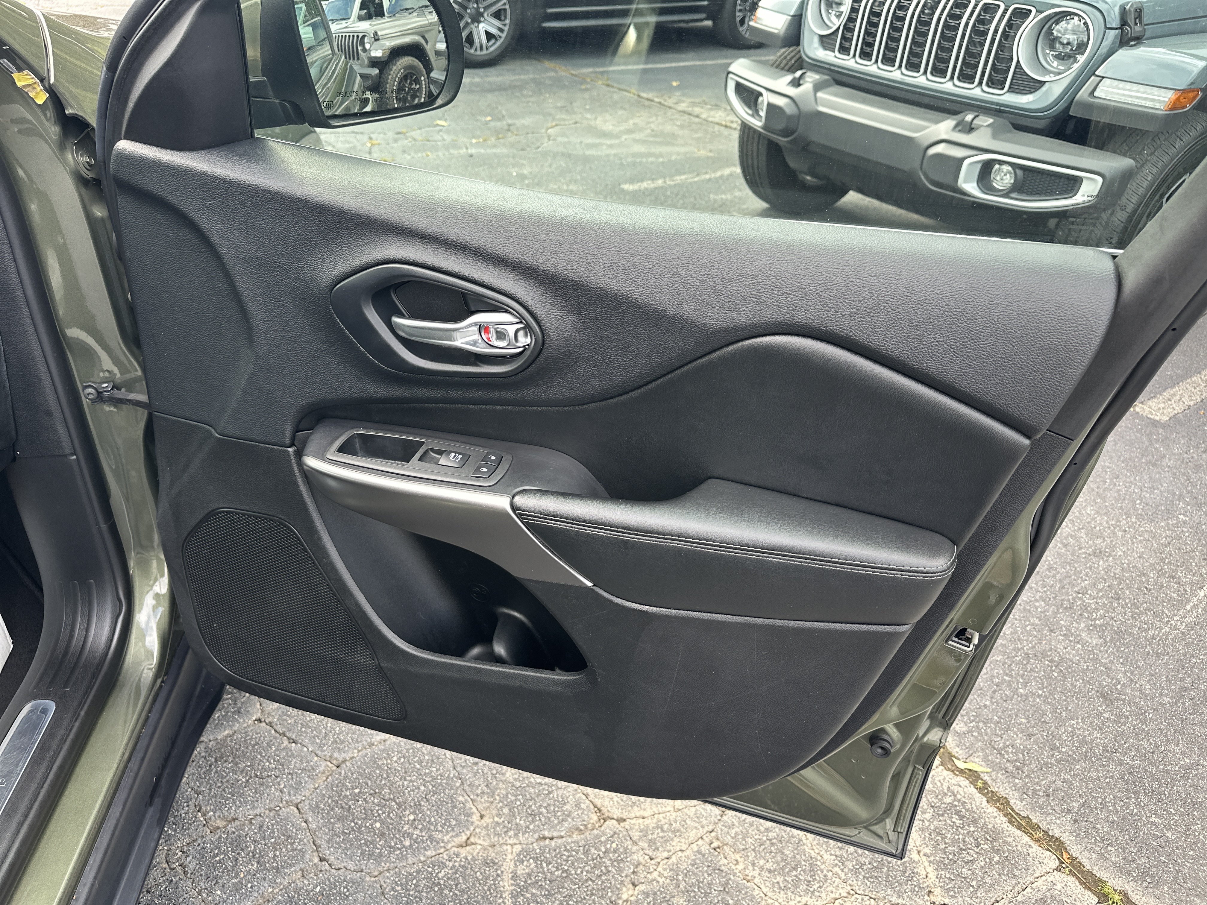 Used 2020 Jeep Cherokee Limited AWD/4WD image 16