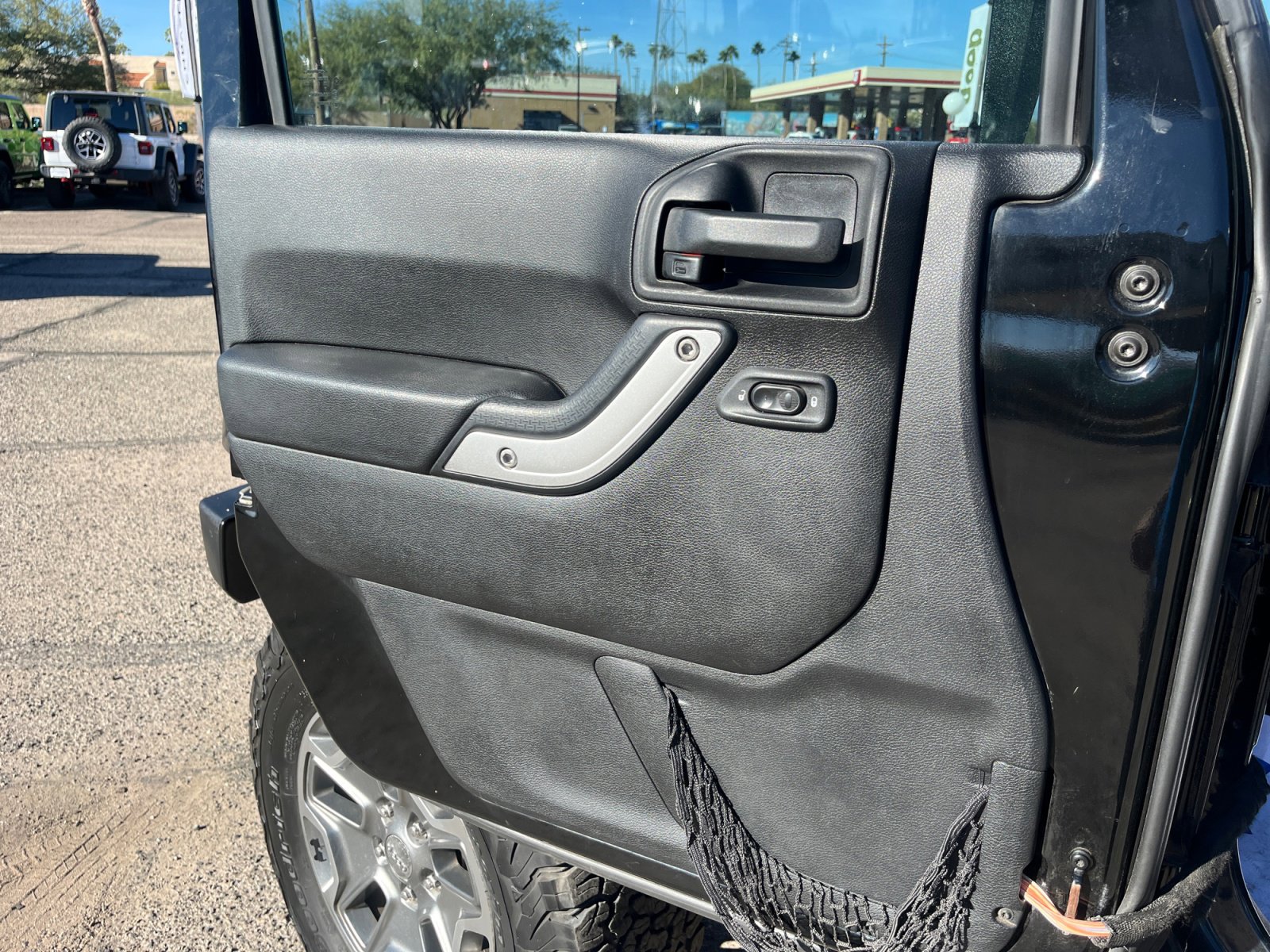 Used 2015 Jeep Wrangler Unlimited Rubicon w/ Connectivity Group image 13