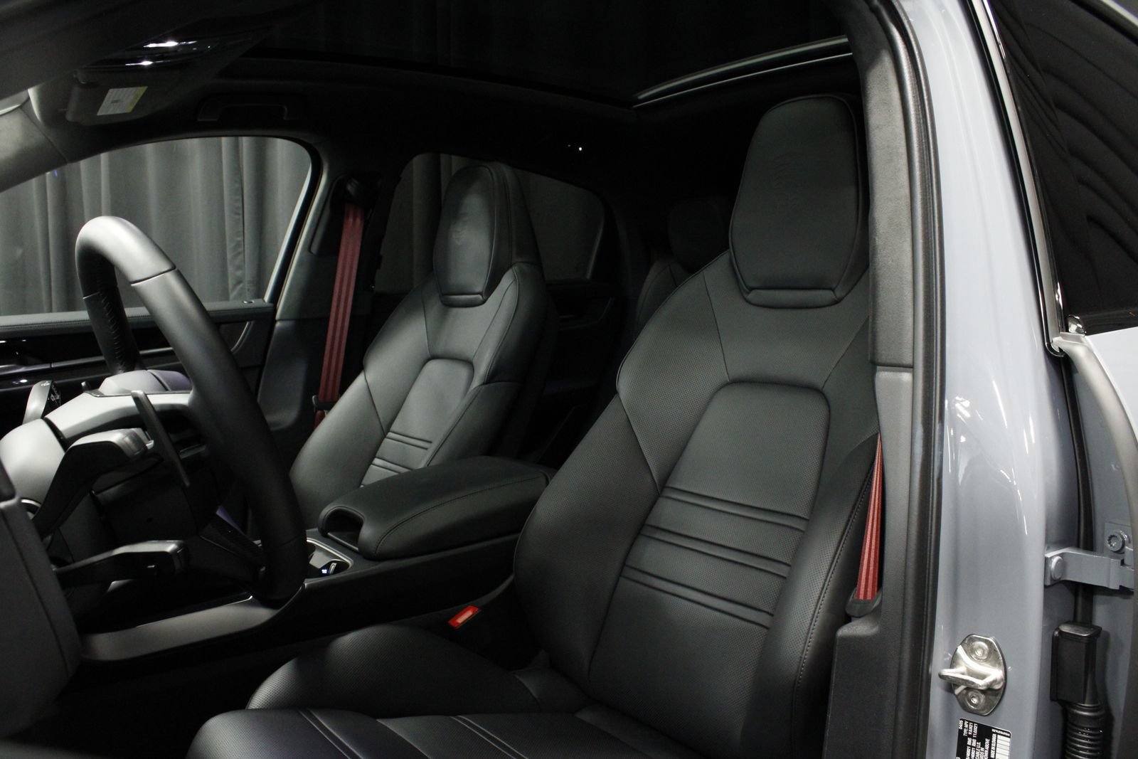 Used 2025 Porsche Cayenne GTS AWD/4WD image 19