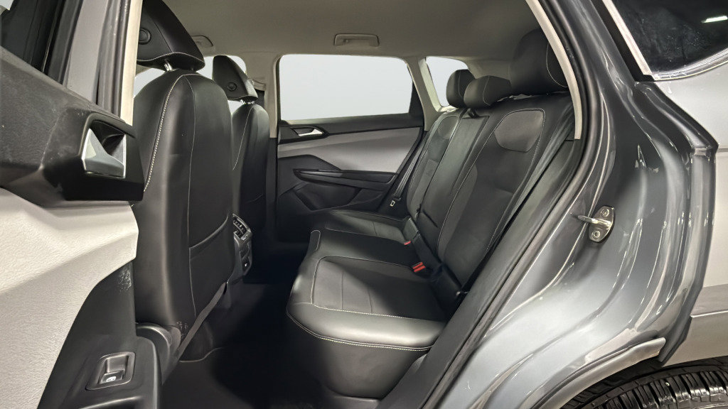 Used 2023 Volkswagen Taos SE image 33