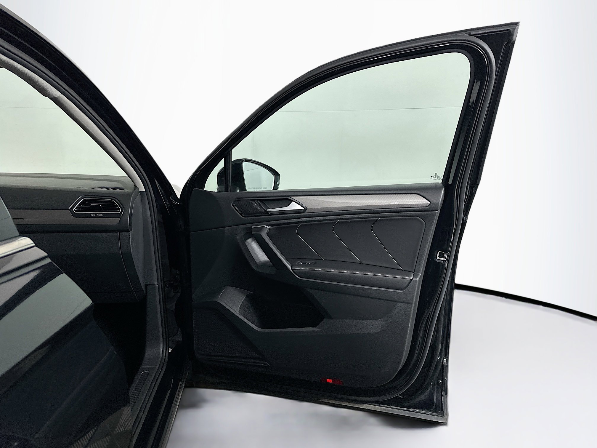 Used 2024 Volkswagen Tiguan SE image 31