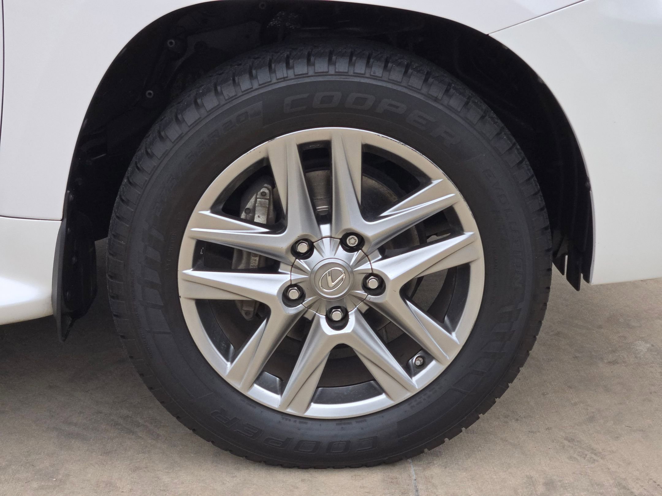 Used 2014 Lexus LX 570 4WD image 36