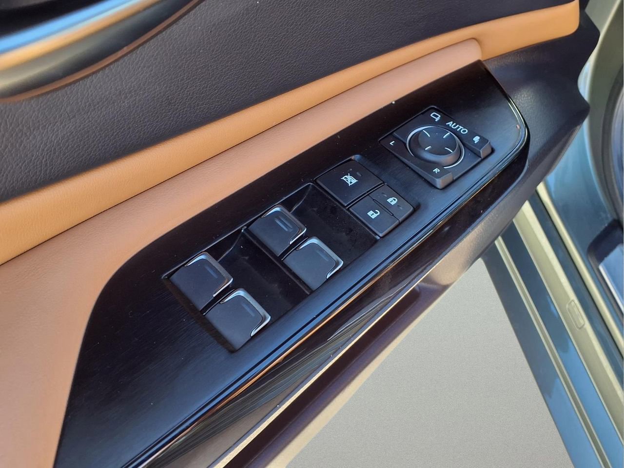 Used 2024 Lexus ES 350 w/ Premium Package image 14