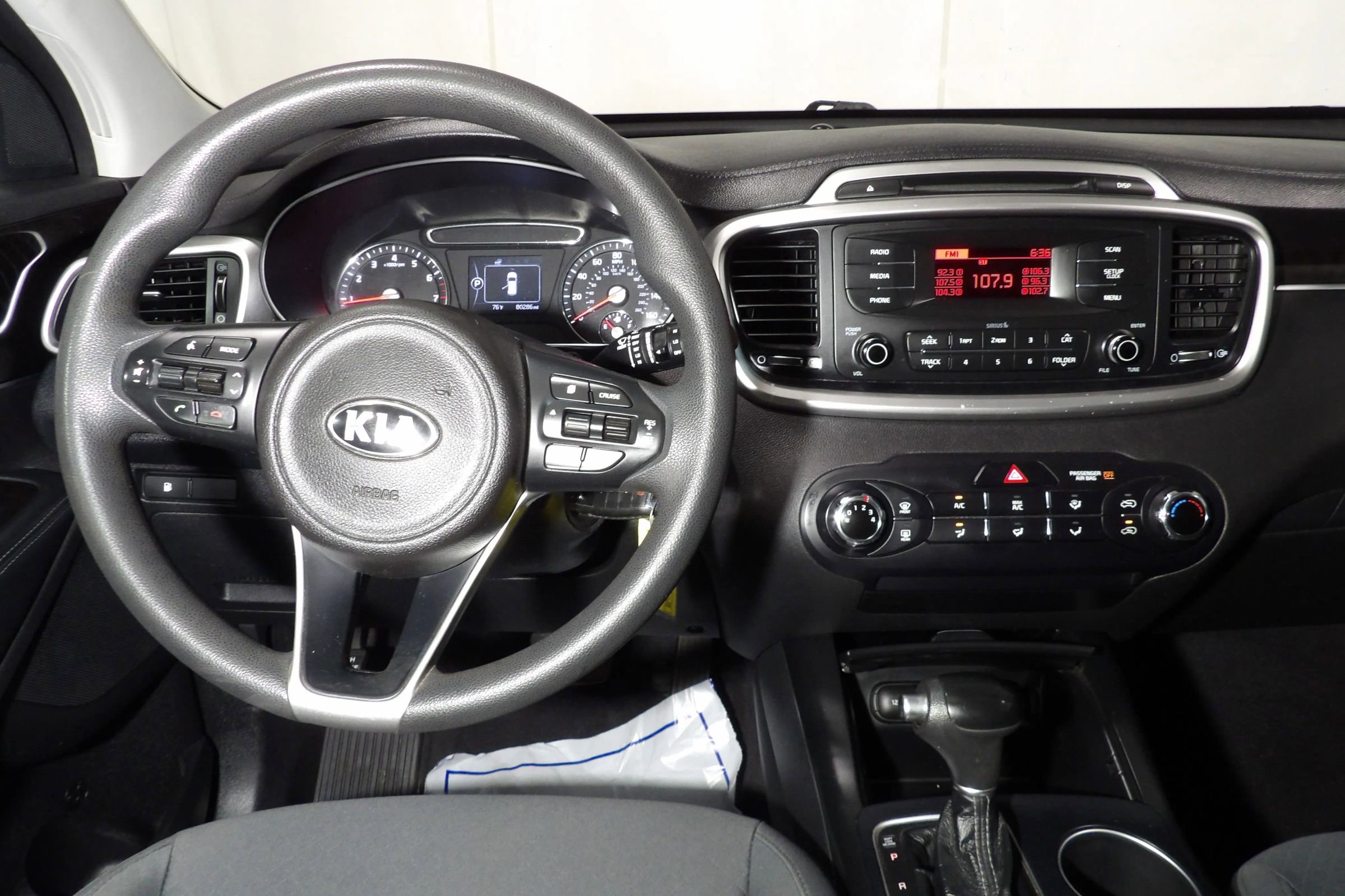 Used 2017 Kia Sorento L image 11