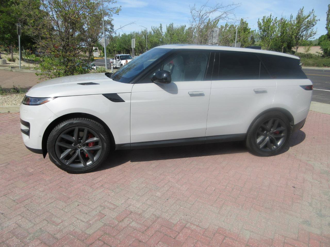 Used 2024 Land Rover Range Rover Sport SE image 3