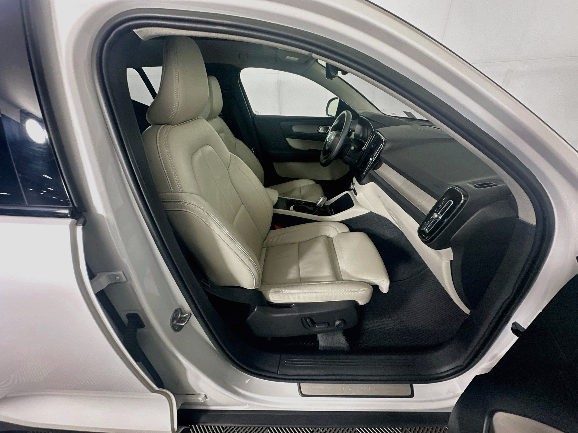 Used 2023 Volvo XC40 B4 Ultimate FWD image 31