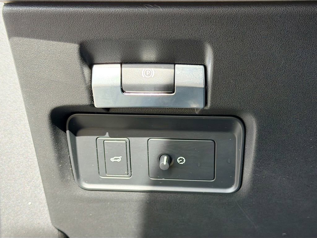 Used 2020 Land Rover Discovery Sport SE image 35