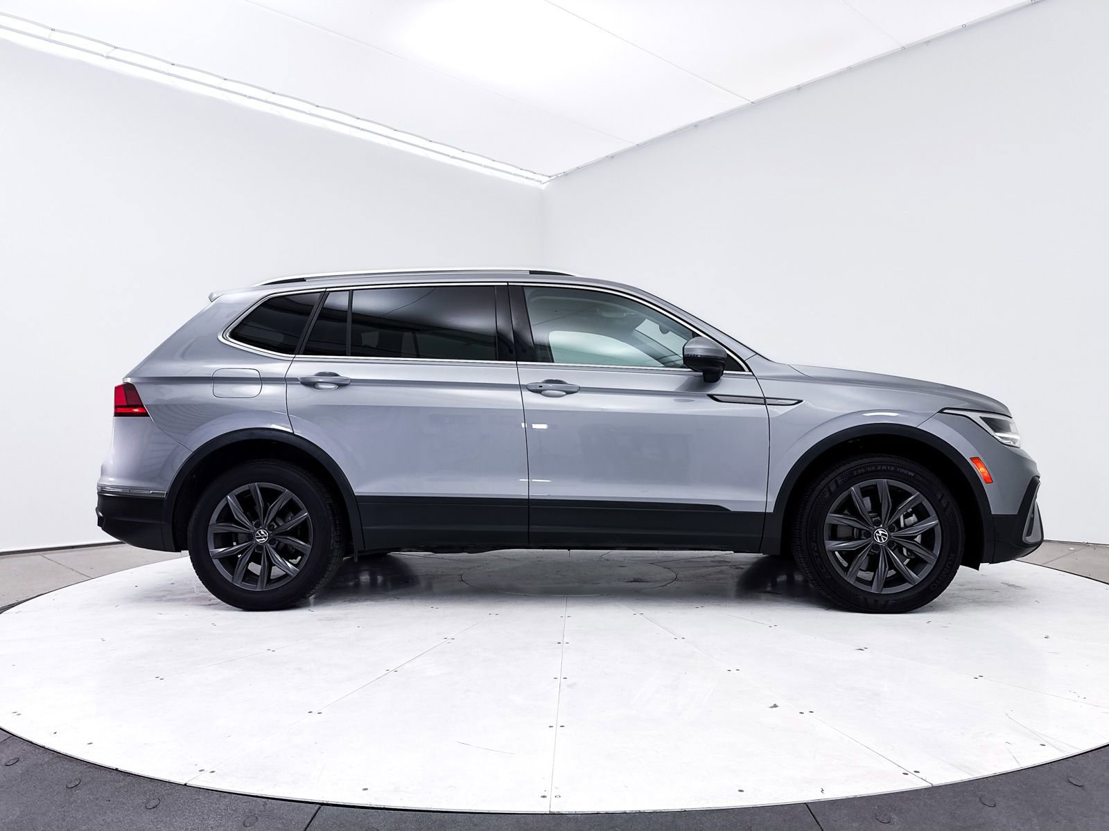 Used 2022 Volkswagen Tiguan SE w/ Panoramic Sunroof Package image 39