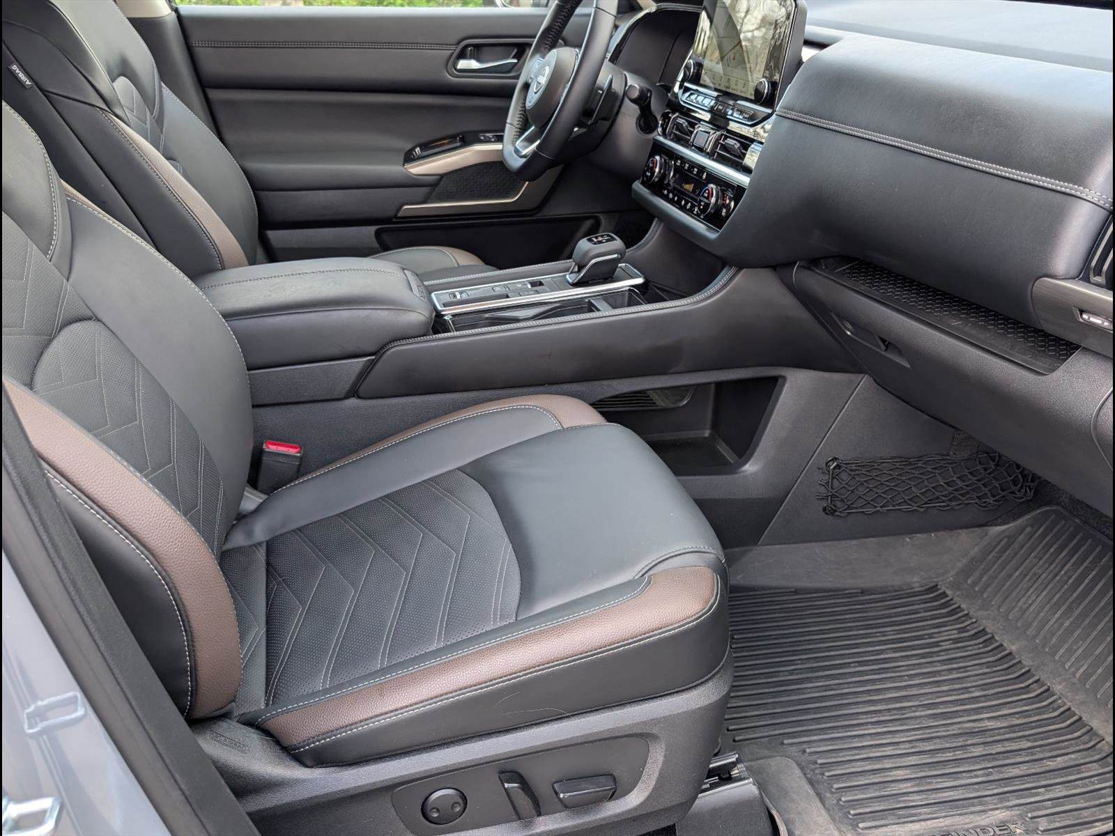 Used 2025 Nissan Pathfinder Platinum w/ Lighting Package (N92) image 19