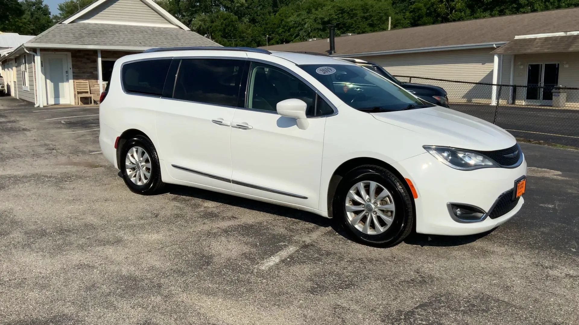 Used 2019 Chrysler Pacifica Touring-L FWD image 2