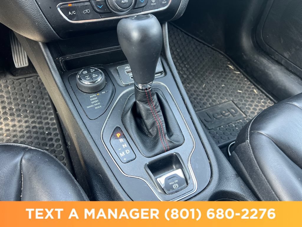 Used 2021 Jeep Cherokee Trailhawk w/ Comfort/Convenience Group AWD/4WD image 23