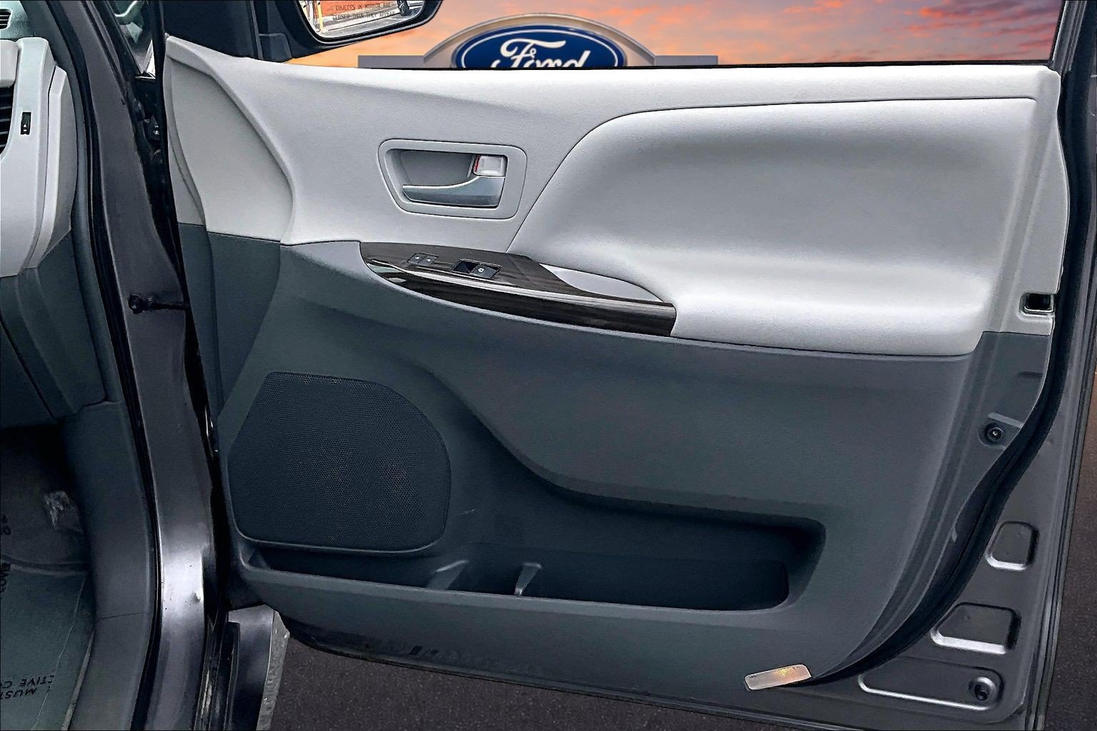 Used 2018 Toyota Sienna XLE w/ XLE Navigation Package FWD image 22